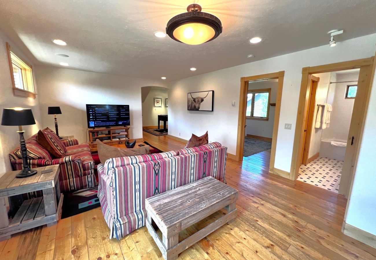 House in Frisco - Aspen Hollow Lodge-Basecamp w/ Hot Tub + Fire Pit