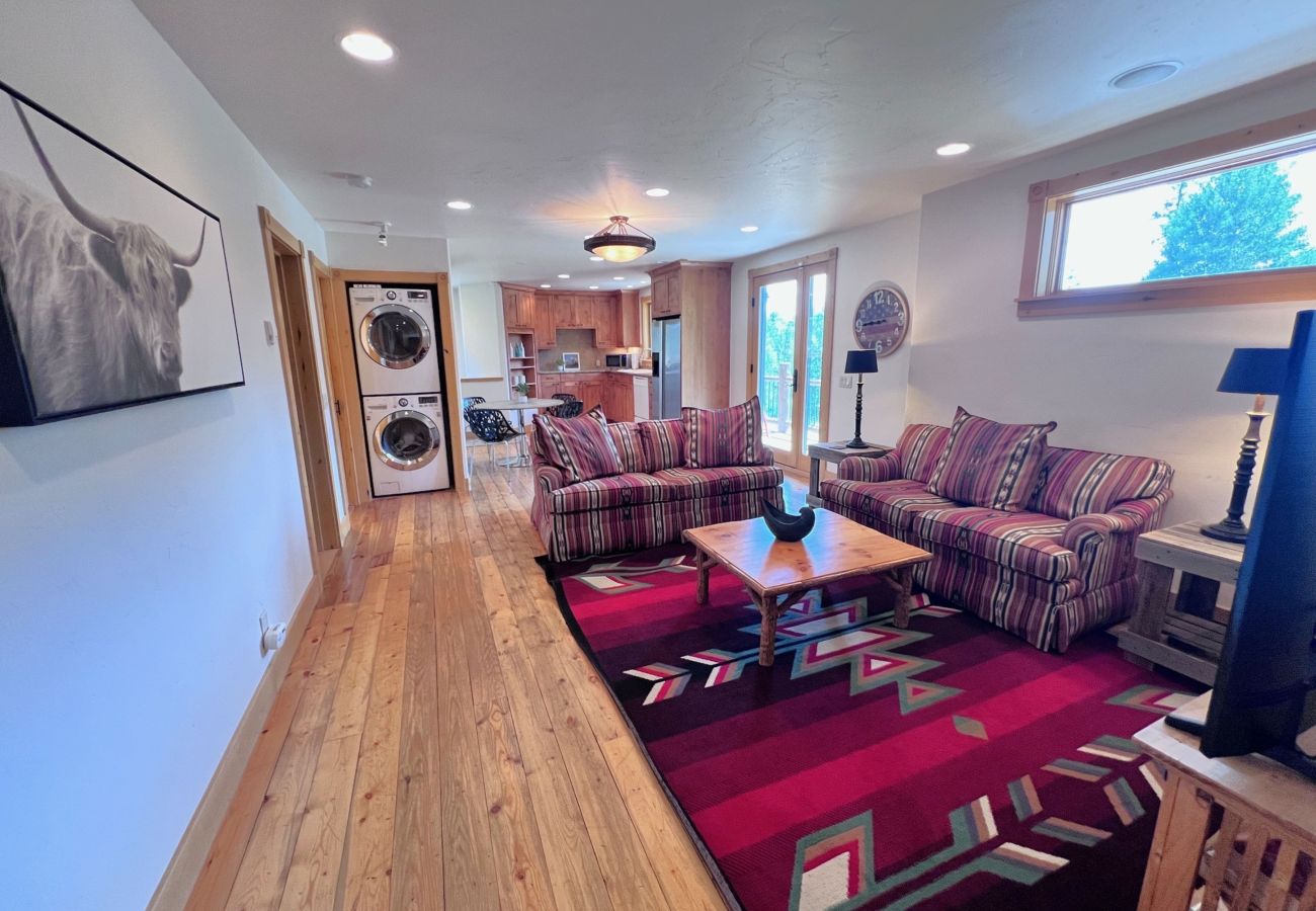 House in Frisco - Aspen Hollow Lodge-Basecamp w/ Hot Tub + Fire Pit