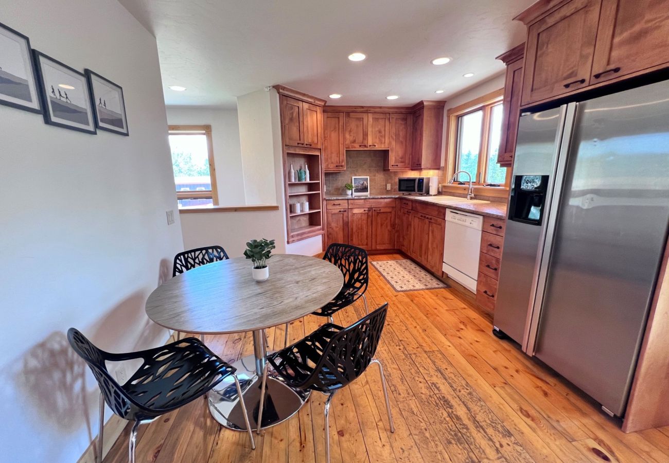 House in Frisco - Aspen Hollow Lodge-Basecamp w/ Hot Tub + Fire Pit