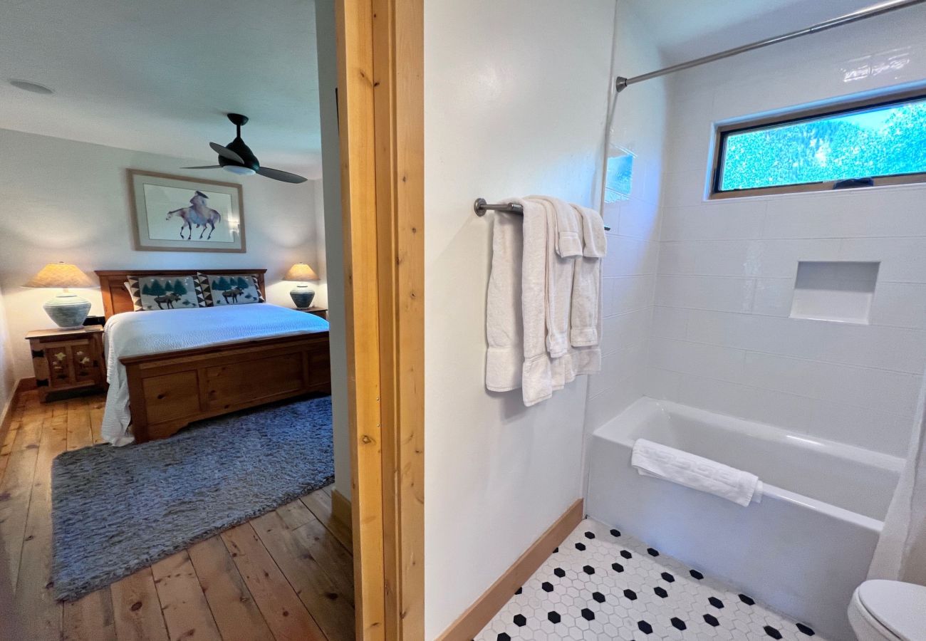 House in Frisco - Aspen Hollow Lodge-Basecamp w/ Hot Tub + Fire Pit