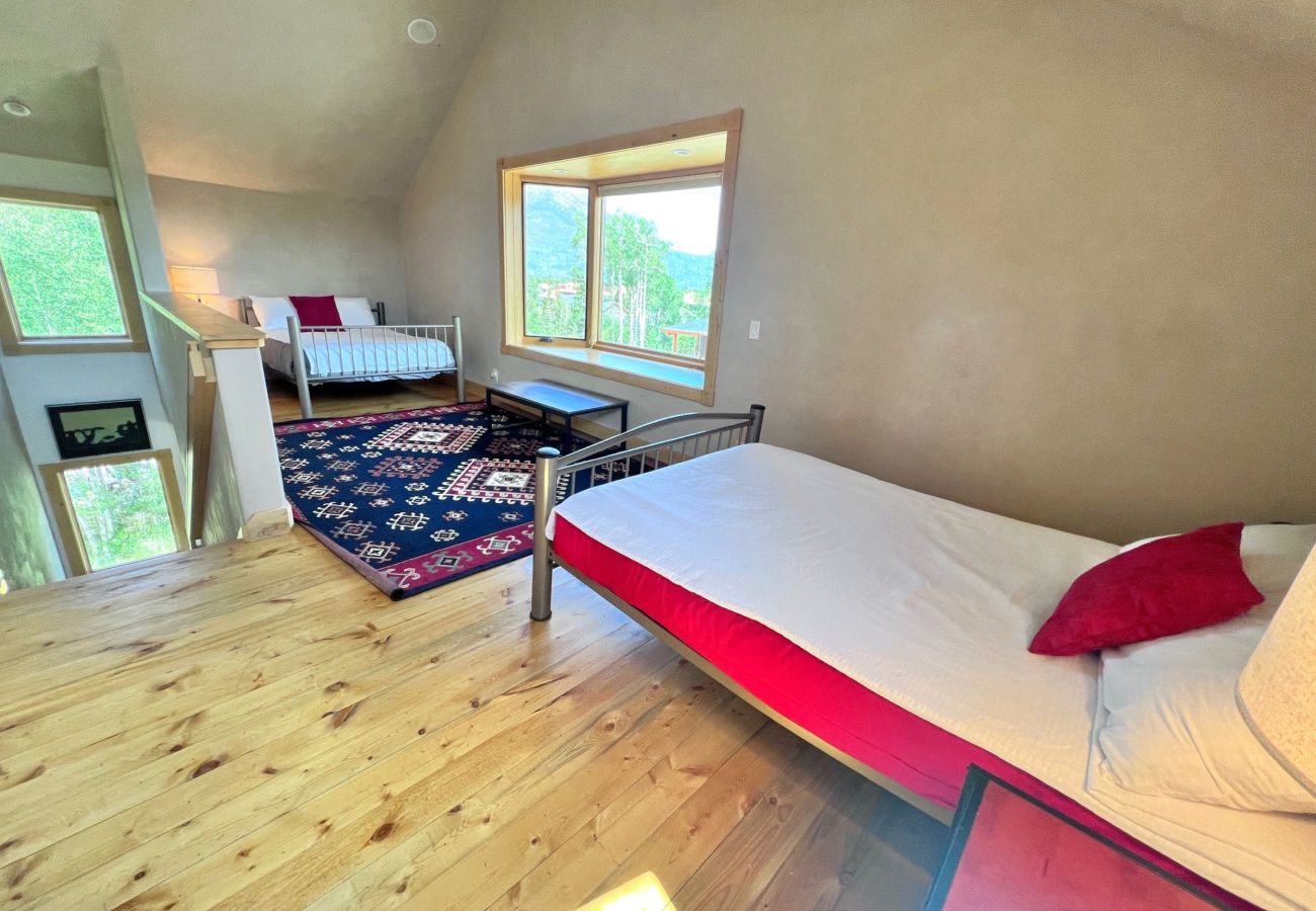 House in Frisco - Aspen Hollow Lodge-Basecamp w/ Hot Tub + Fire Pit