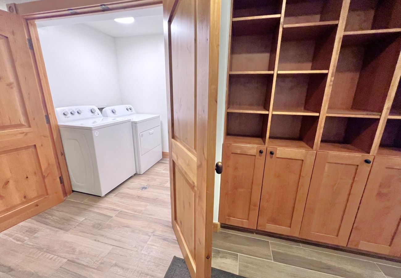 House in Frisco - Aspen Hollow Lodge-Basecamp w/ Hot Tub + Fire Pit