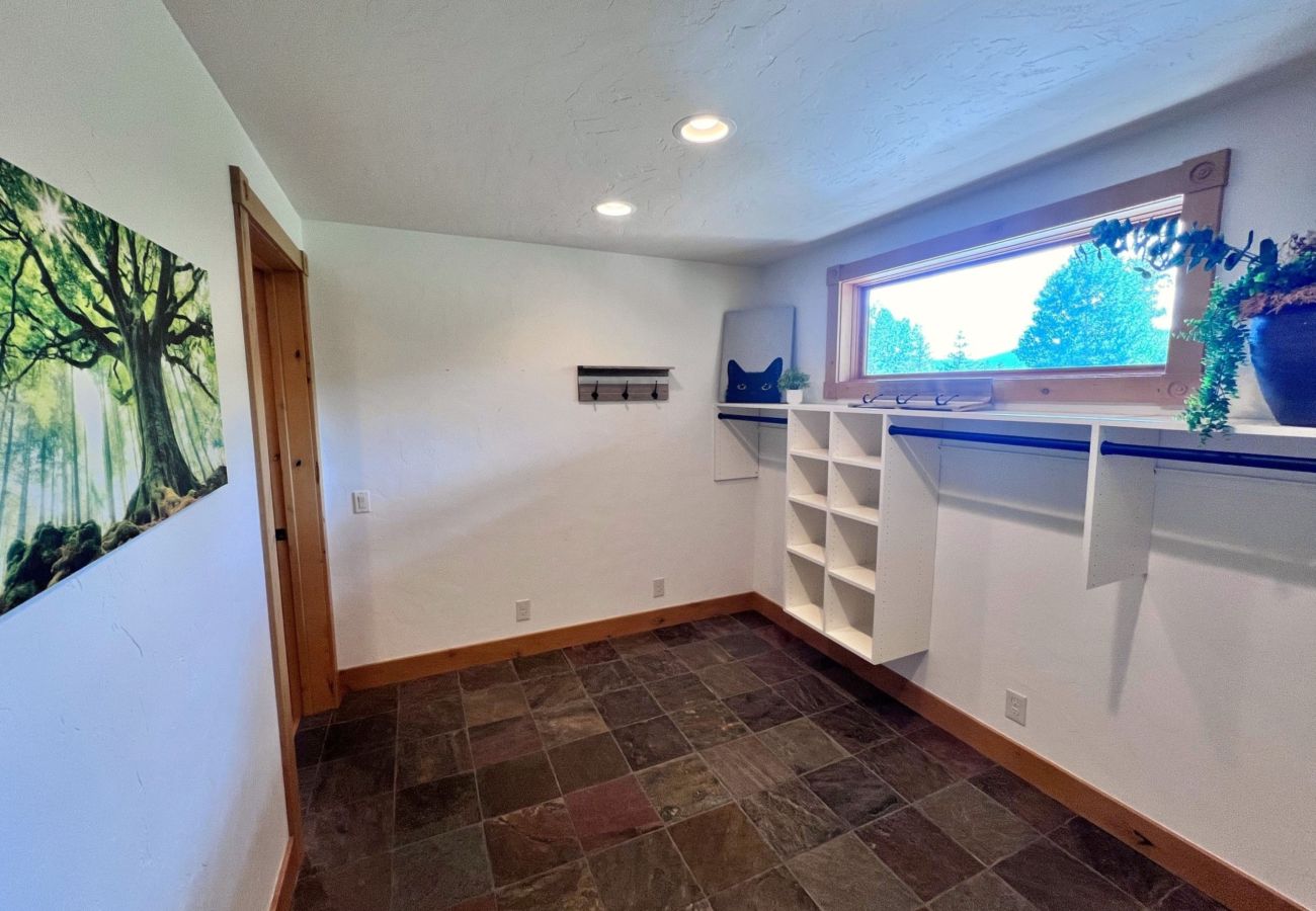 House in Frisco - Aspen Hollow Lodge-Basecamp w/ Hot Tub + Fire Pit