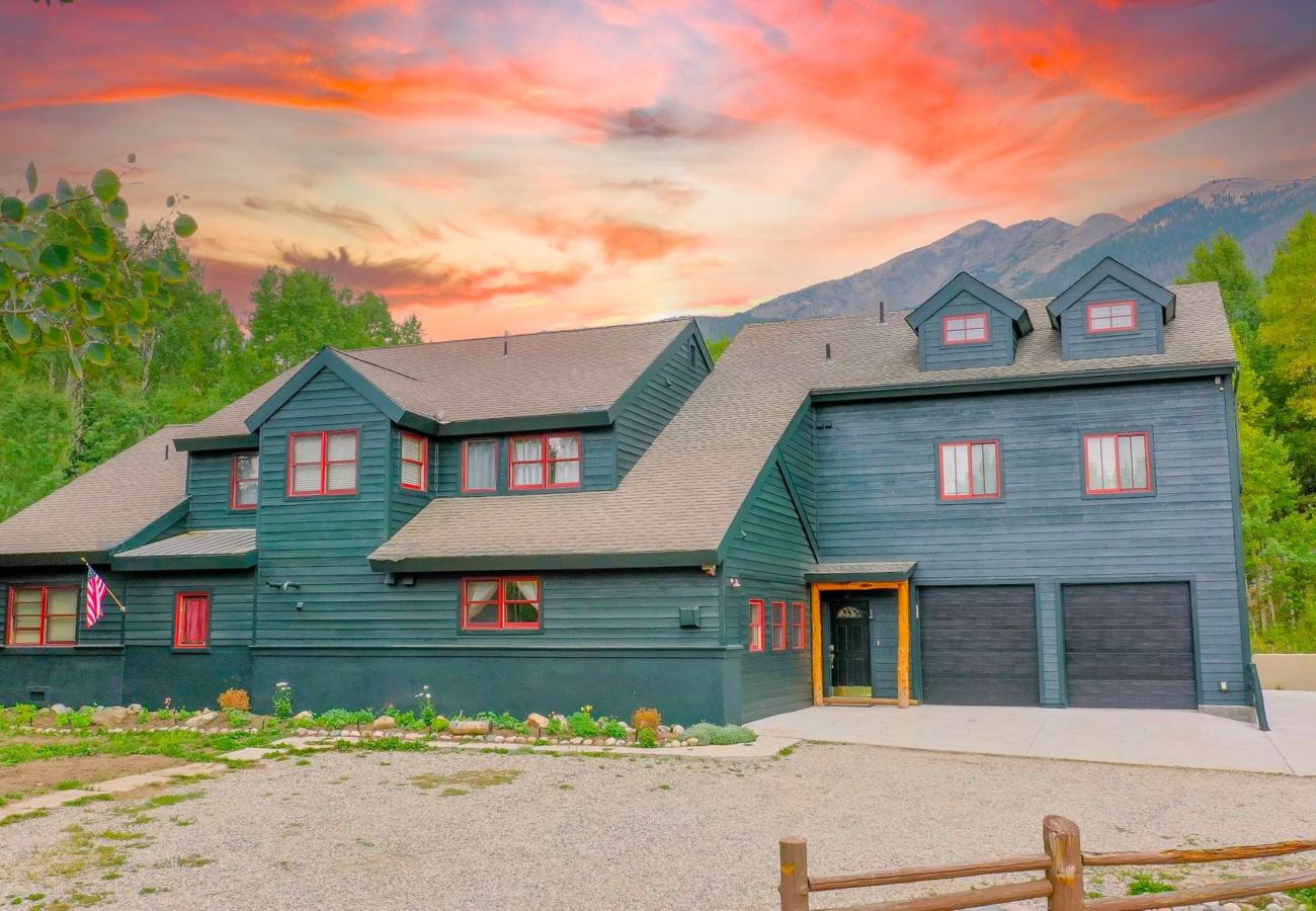 House in Frisco - Mtn Meadow Lodge, Hot Tub - Hike, Ski, Play!