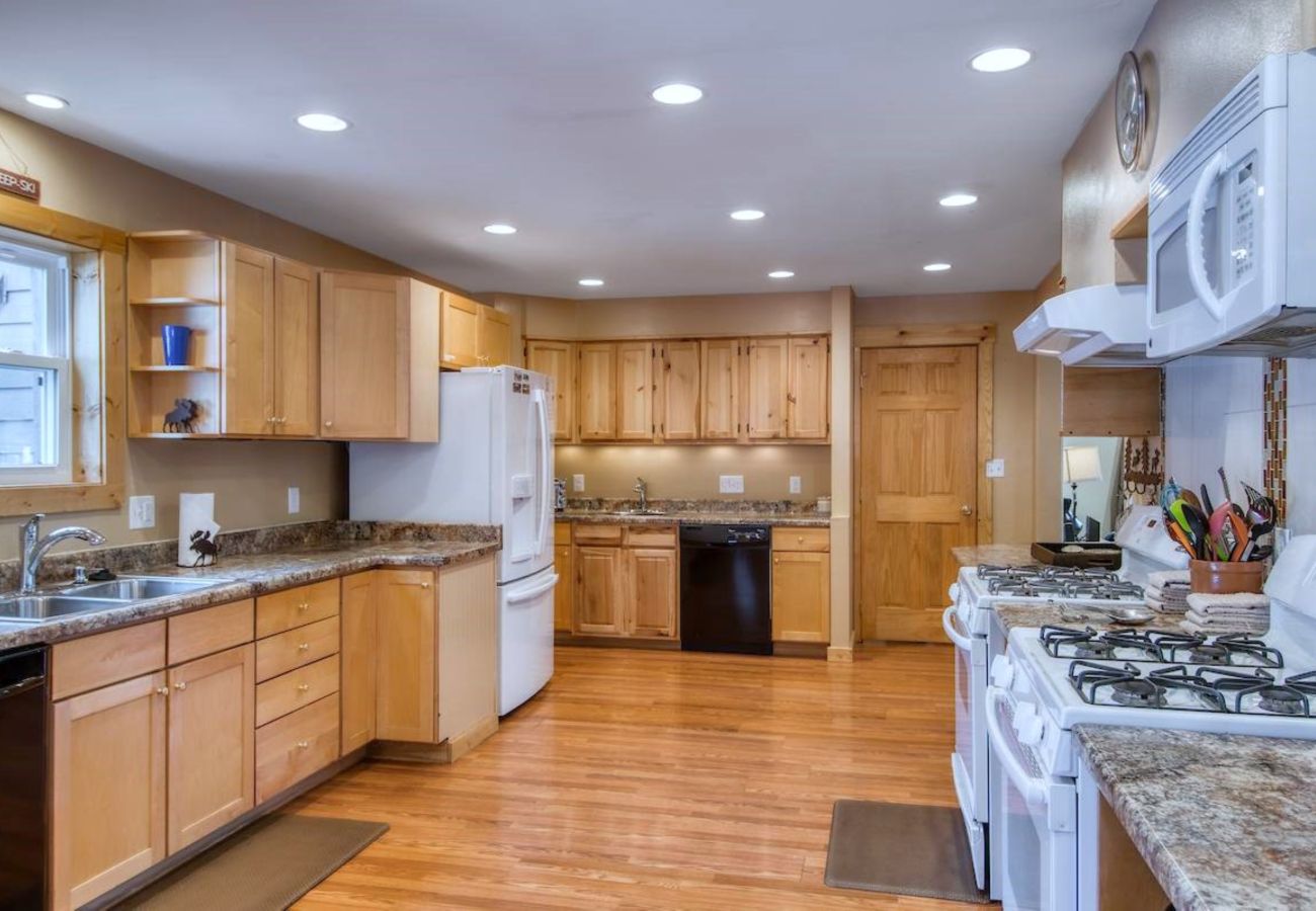 House in Frisco - Mtn Meadow Lodge, Hot Tub - Hike, Ski, Play!