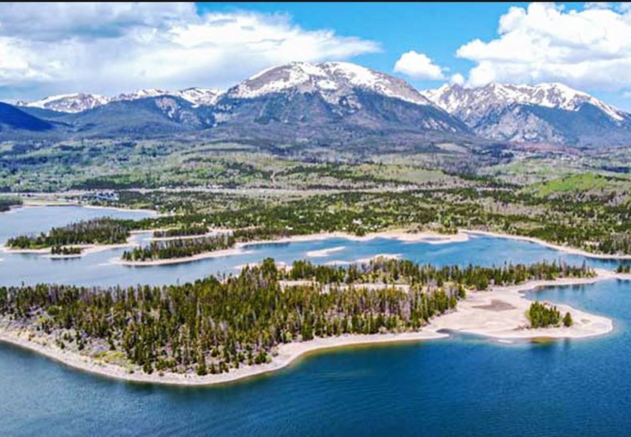 House in Frisco - Mtn Meadow Lodge, Hot Tub - Hike, Ski, Play!