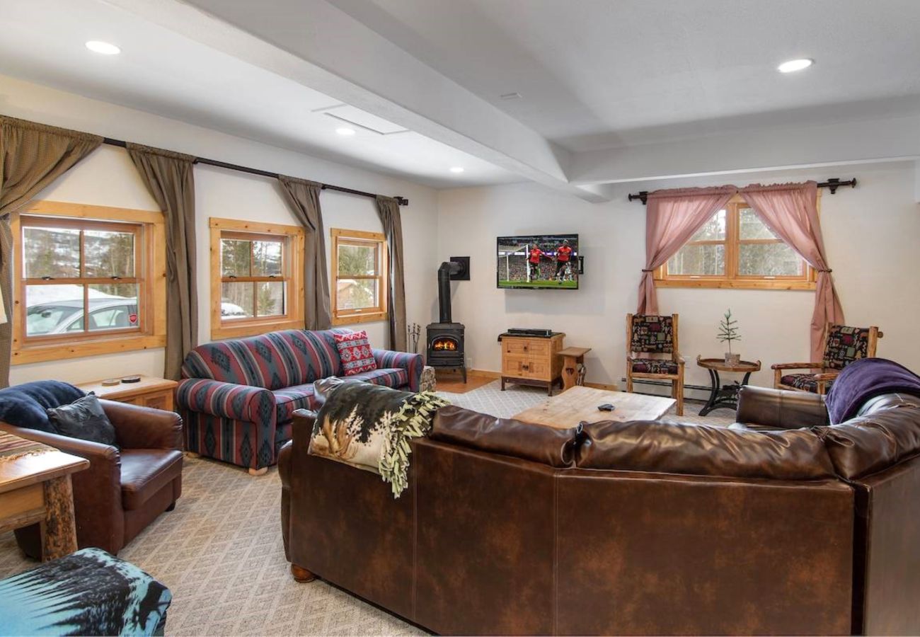 House in Frisco - Mtn Meadow Lodge, Hot Tub - Hike, Ski, Play!