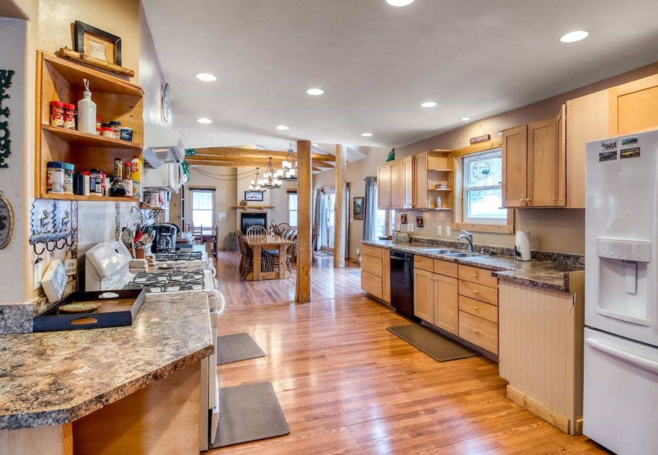 House in Frisco - Mtn Meadow Lodge, Hot Tub - Hike, Ski, Play!