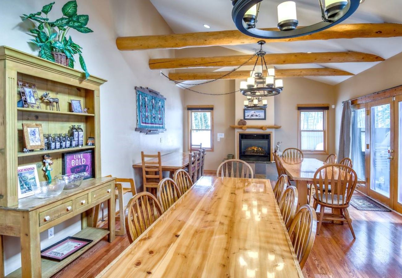 House in Frisco - Mtn Meadow Lodge, Hot Tub - Hike, Ski, Play!