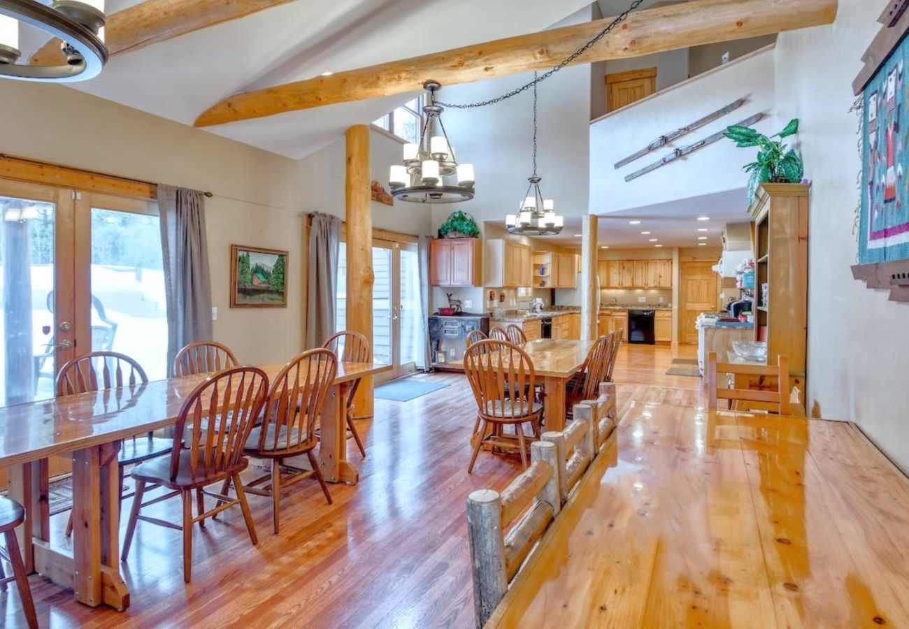 House in Frisco - Mtn Meadow Lodge, Hot Tub - Hike, Ski, Play!