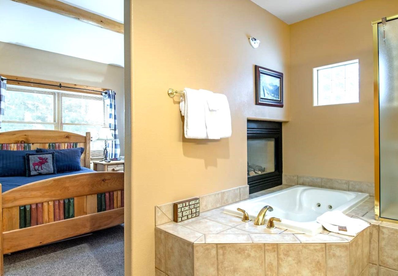 House in Frisco - Mtn Meadow Lodge, Hot Tub - Hike, Ski, Play!