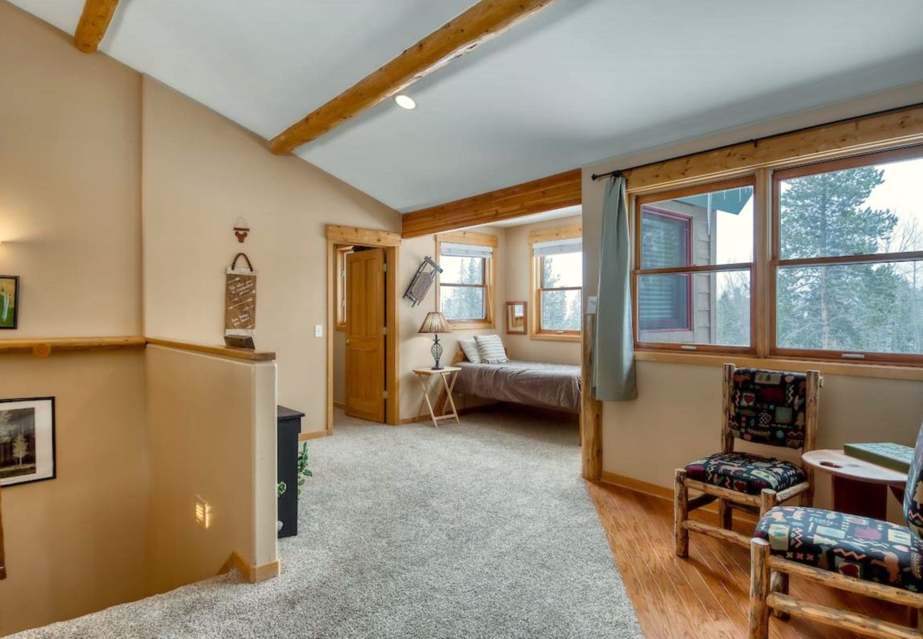 House in Frisco - Mtn Meadow Lodge, Hot Tub - Hike, Ski, Play!