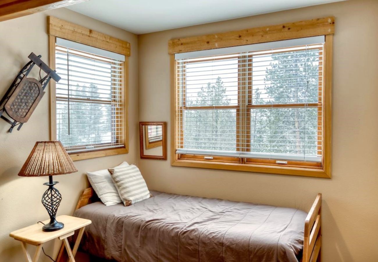 House in Frisco - Mtn Meadow Lodge, Hot Tub - Hike, Ski, Play!