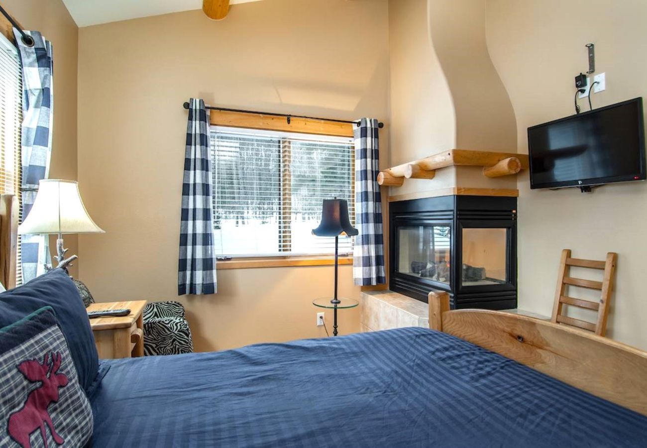 House in Frisco - Mtn Meadow Lodge, Hot Tub - Hike, Ski, Play!
