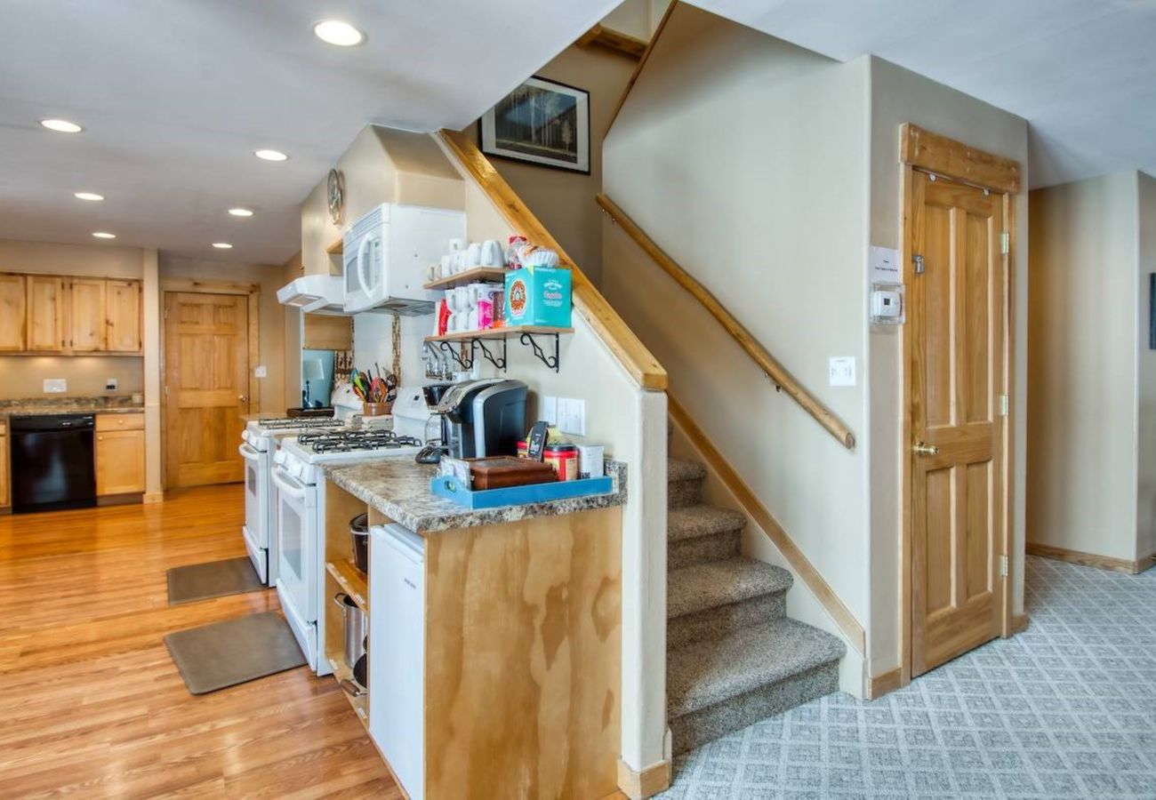House in Frisco - Mtn Meadow Lodge, Hot Tub - Hike, Ski, Play!