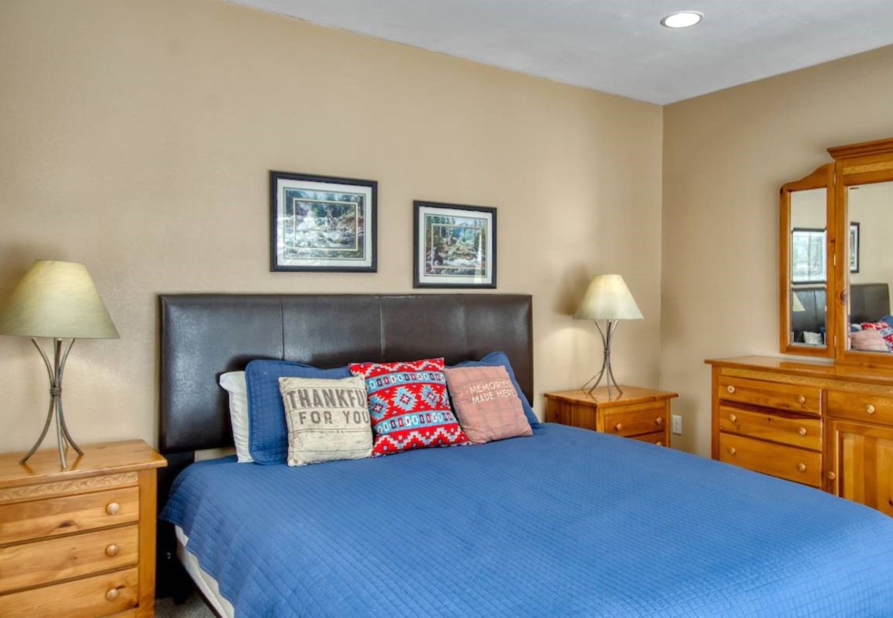 House in Frisco - Mtn Meadow Lodge, Hot Tub - Hike, Ski, Play!
