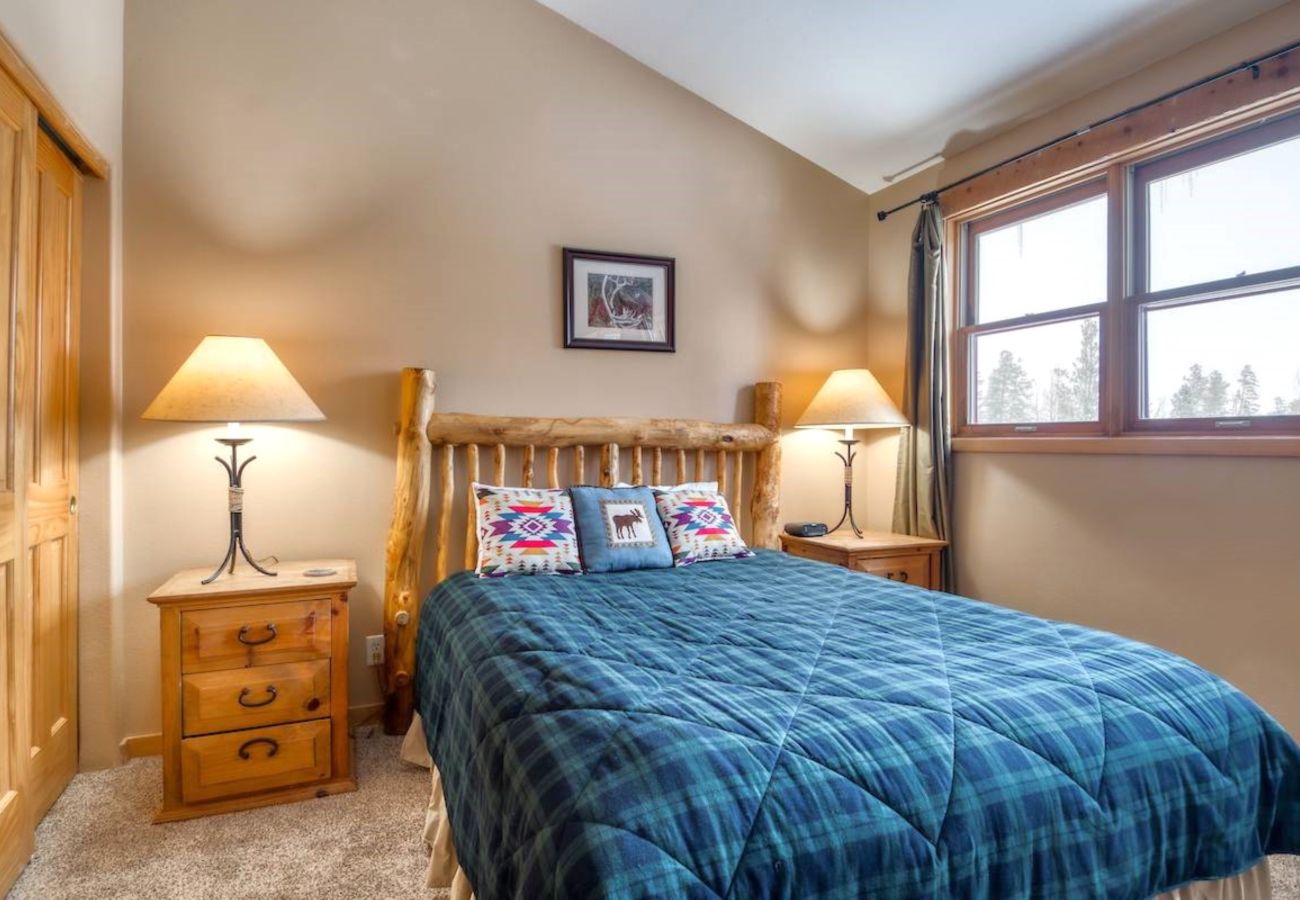 House in Frisco - Mtn Meadow Lodge, Hot Tub - Hike, Ski, Play!