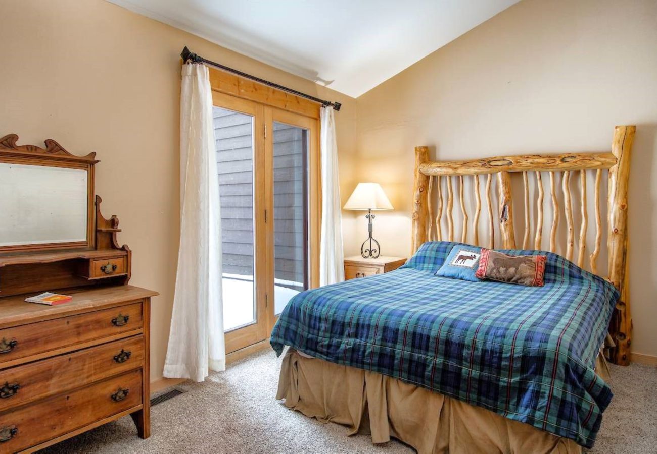 House in Frisco - Mtn Meadow Lodge, Hot Tub - Hike, Ski, Play!
