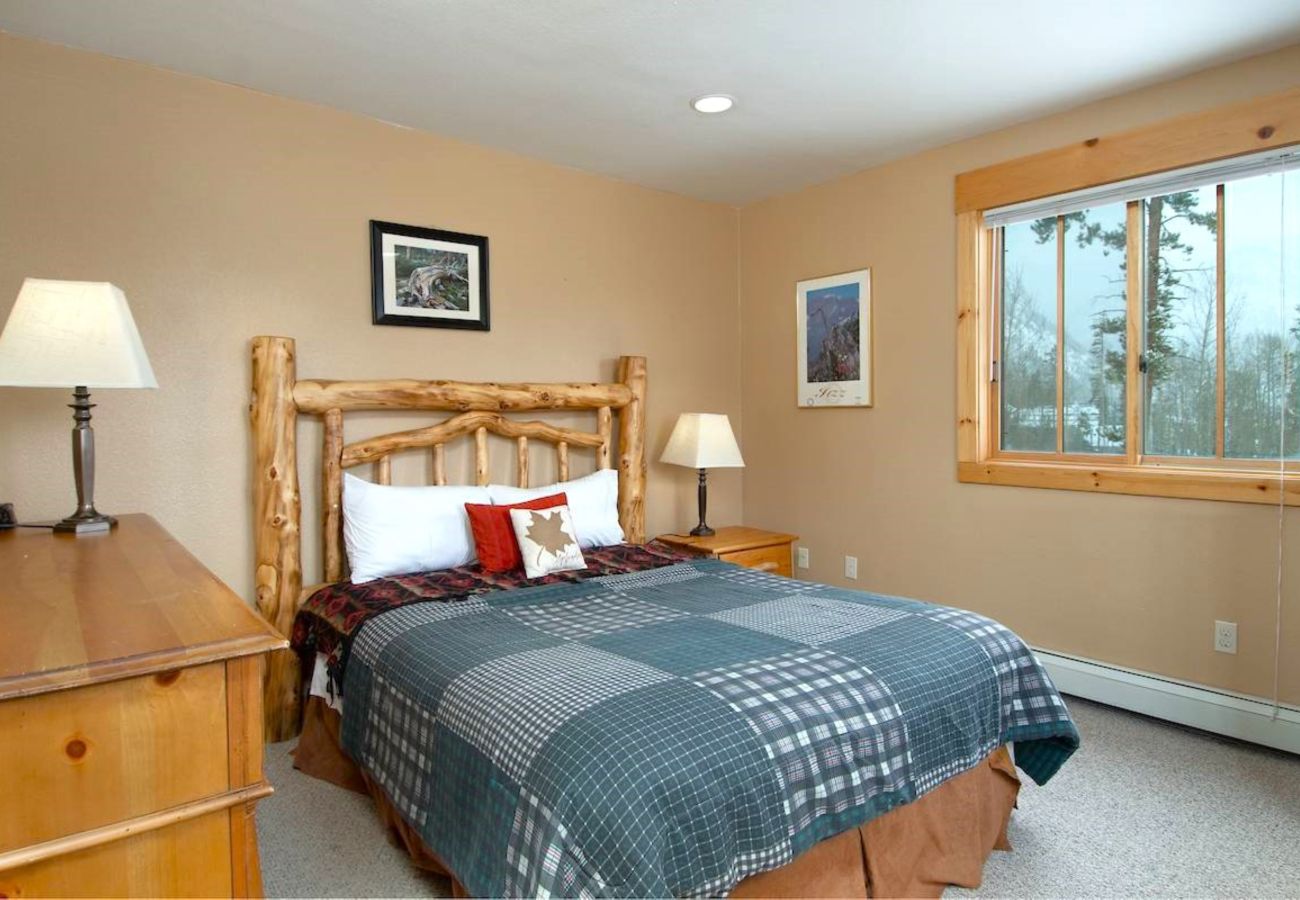 House in Frisco - Mtn Meadow Lodge, Hot Tub - Hike, Ski, Play!