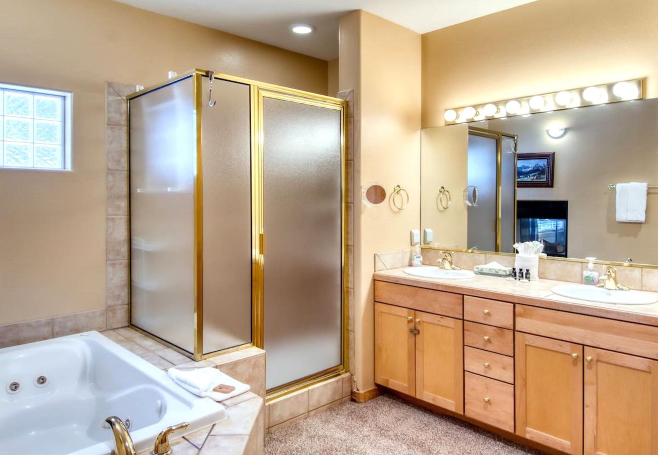 House in Frisco - Mtn Meadow Lodge, Hot Tub - Hike, Ski, Play!