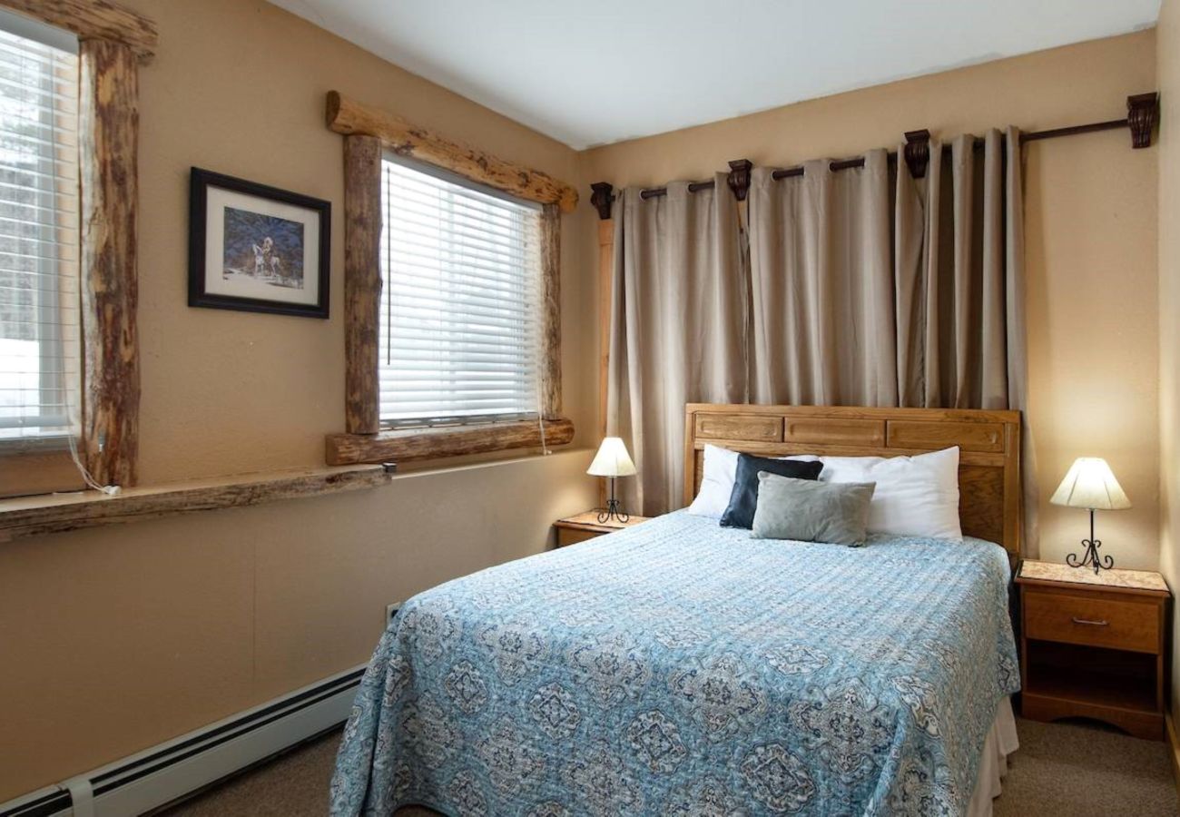 House in Frisco - Mtn Meadow Lodge, Hot Tub - Hike, Ski, Play!