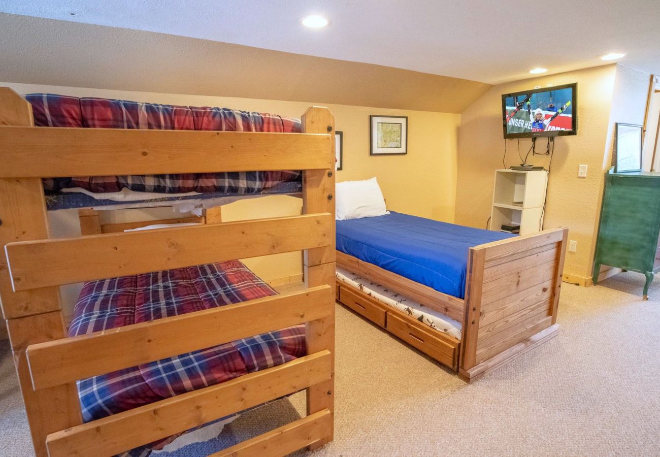 House in Frisco - Mtn Meadow Lodge, Hot Tub - Hike, Ski, Play!