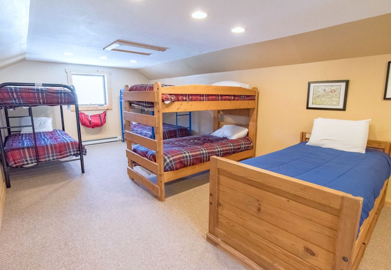 House in Frisco - Mtn Meadow Lodge, Hot Tub - Hike, Ski, Play!