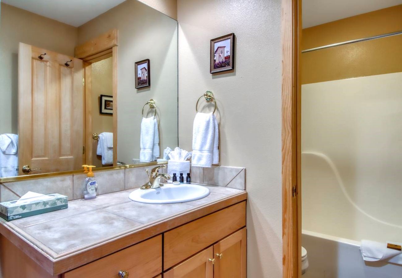 House in Frisco - Mtn Meadow Lodge, Hot Tub - Hike, Ski, Play!