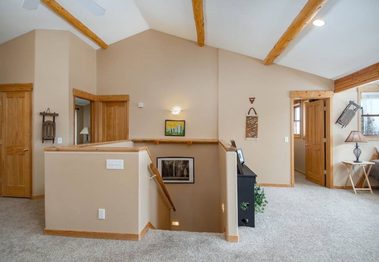 House in Frisco - Mtn Meadow Lodge, Hot Tub - Hike, Ski, Play!