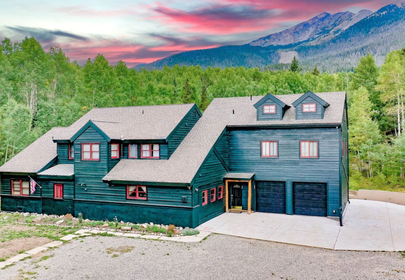 House in Frisco - Mtn Meadow Lodge, Hot Tub - Hike, Ski, Play!