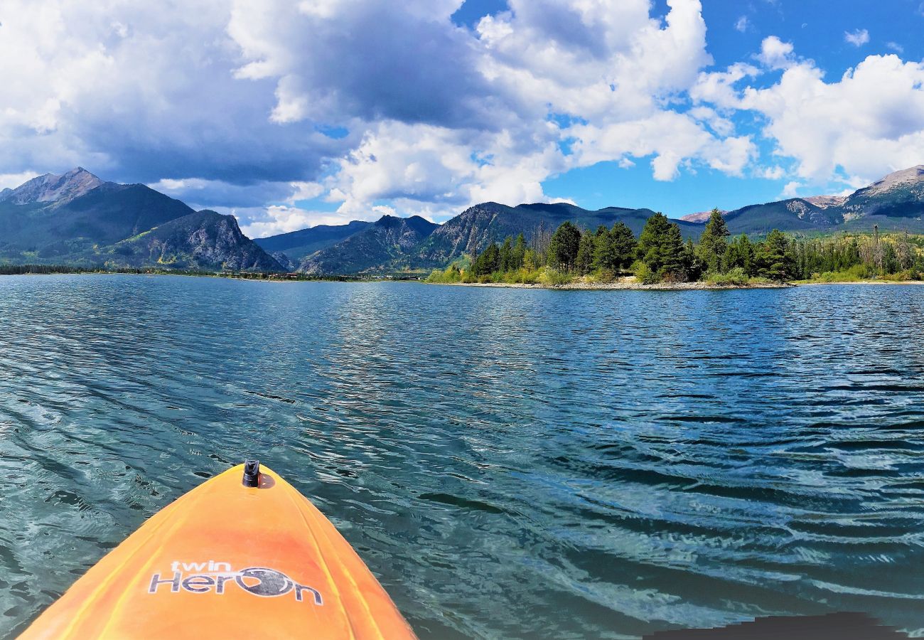 House in Frisco - Mtn Meadow Lodge, Hot Tub - Hike, Ski, Play!