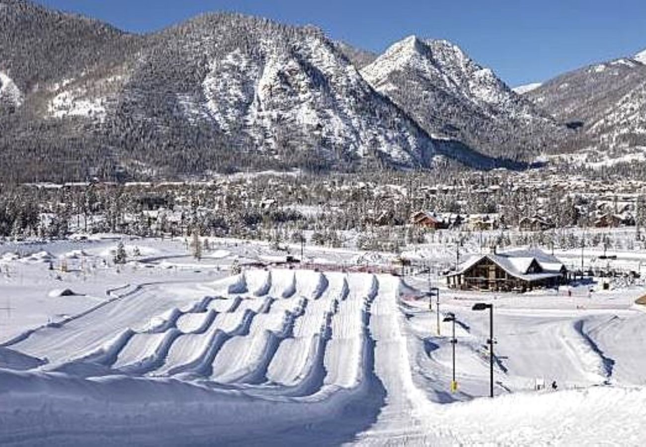 House in Frisco - Mtn Meadow Lodge, Hot Tub - Hike, Ski, Play!