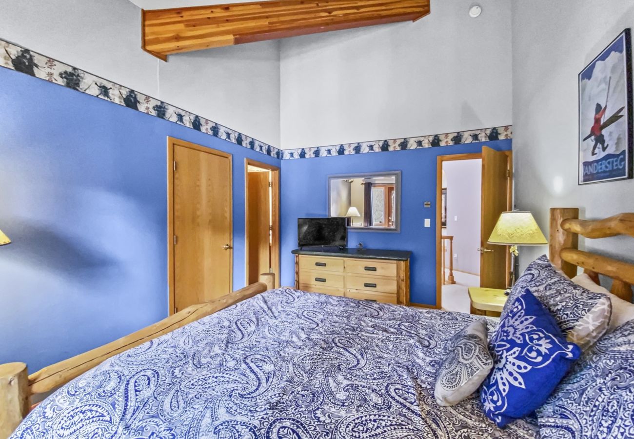 Townhouse in Breckenridge - Mountain Views & Private Hot Tub Near Peak 10