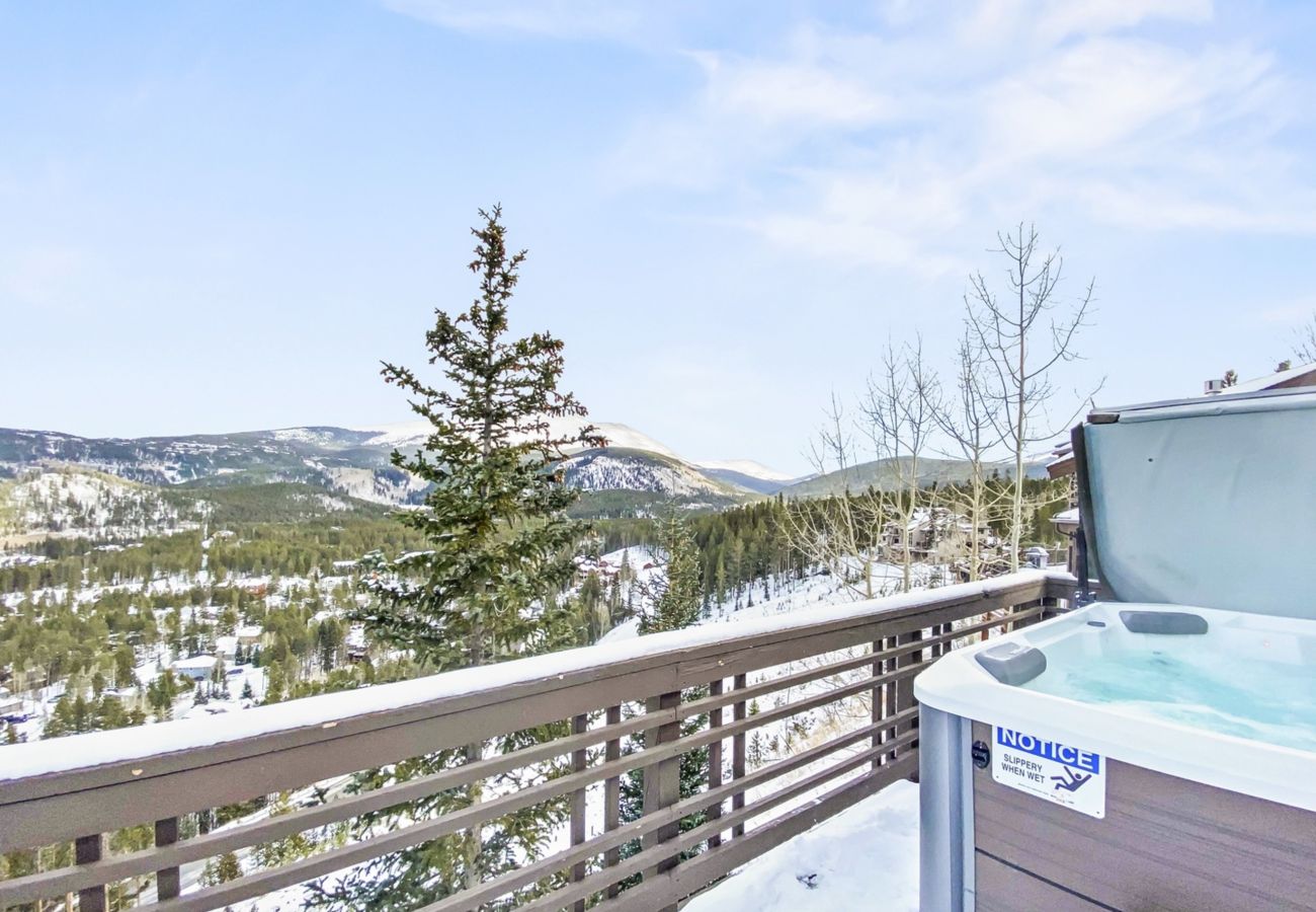 Townhouse in Breckenridge - Mountain Views & Private Hot Tub Near Peak 10