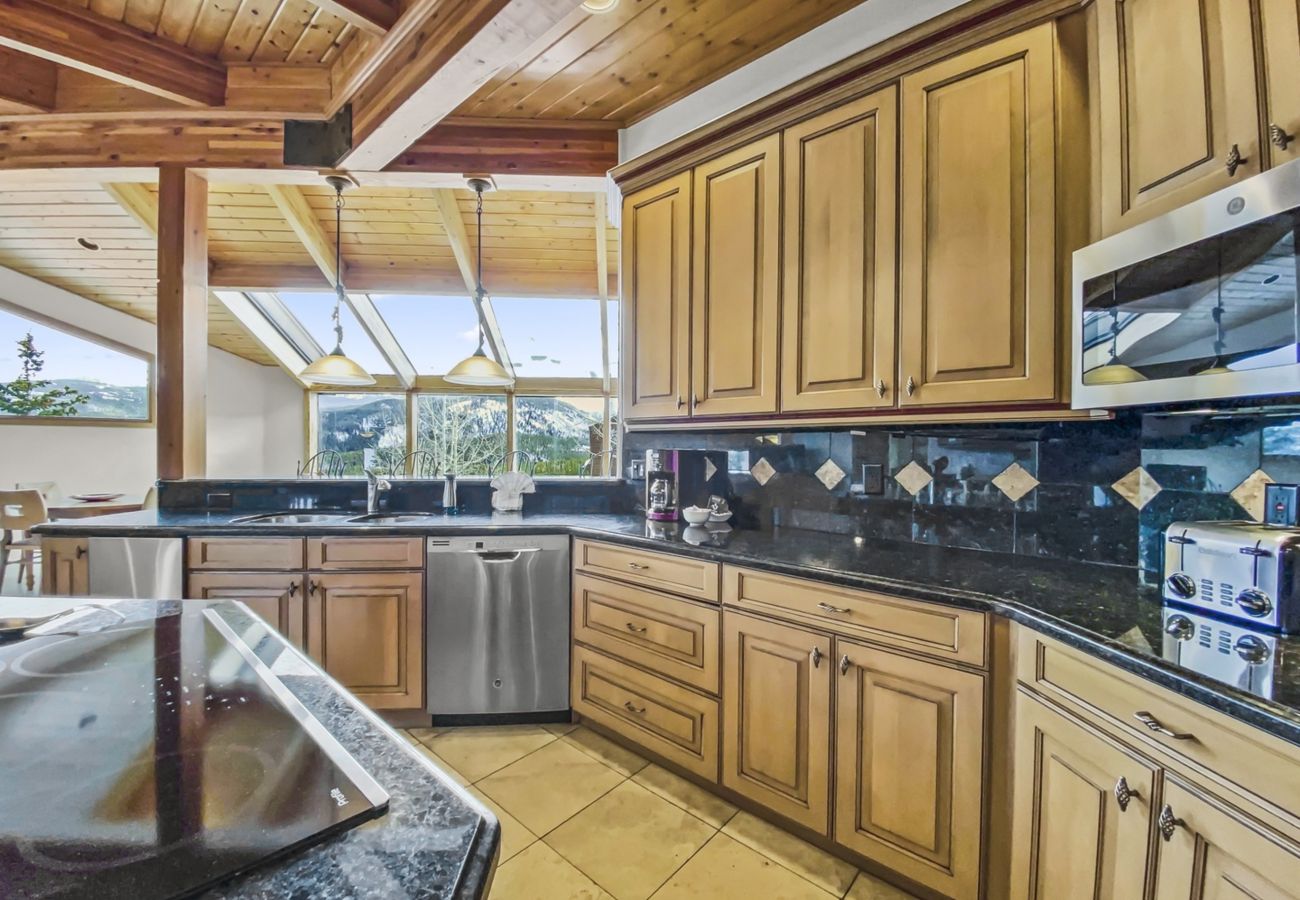 Townhouse in Breckenridge - Mountain Views & Private Hot Tub Near Peak 10