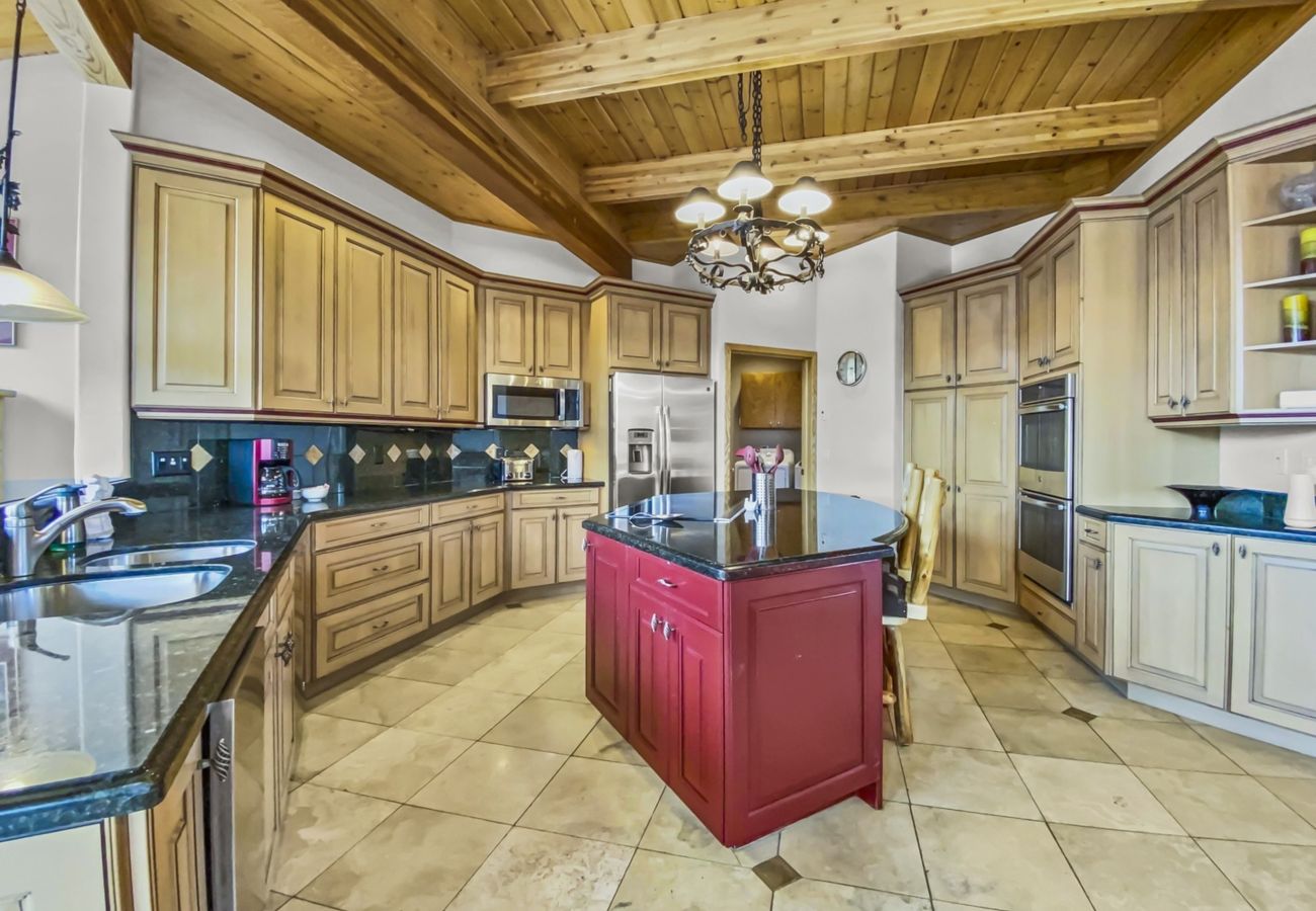 Townhouse in Breckenridge - Mountain Views & Private Hot Tub Near Peak 10