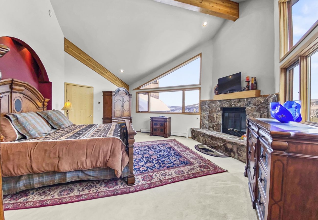 Townhouse in Breckenridge - Mountain Views & Private Hot Tub Near Peak 10