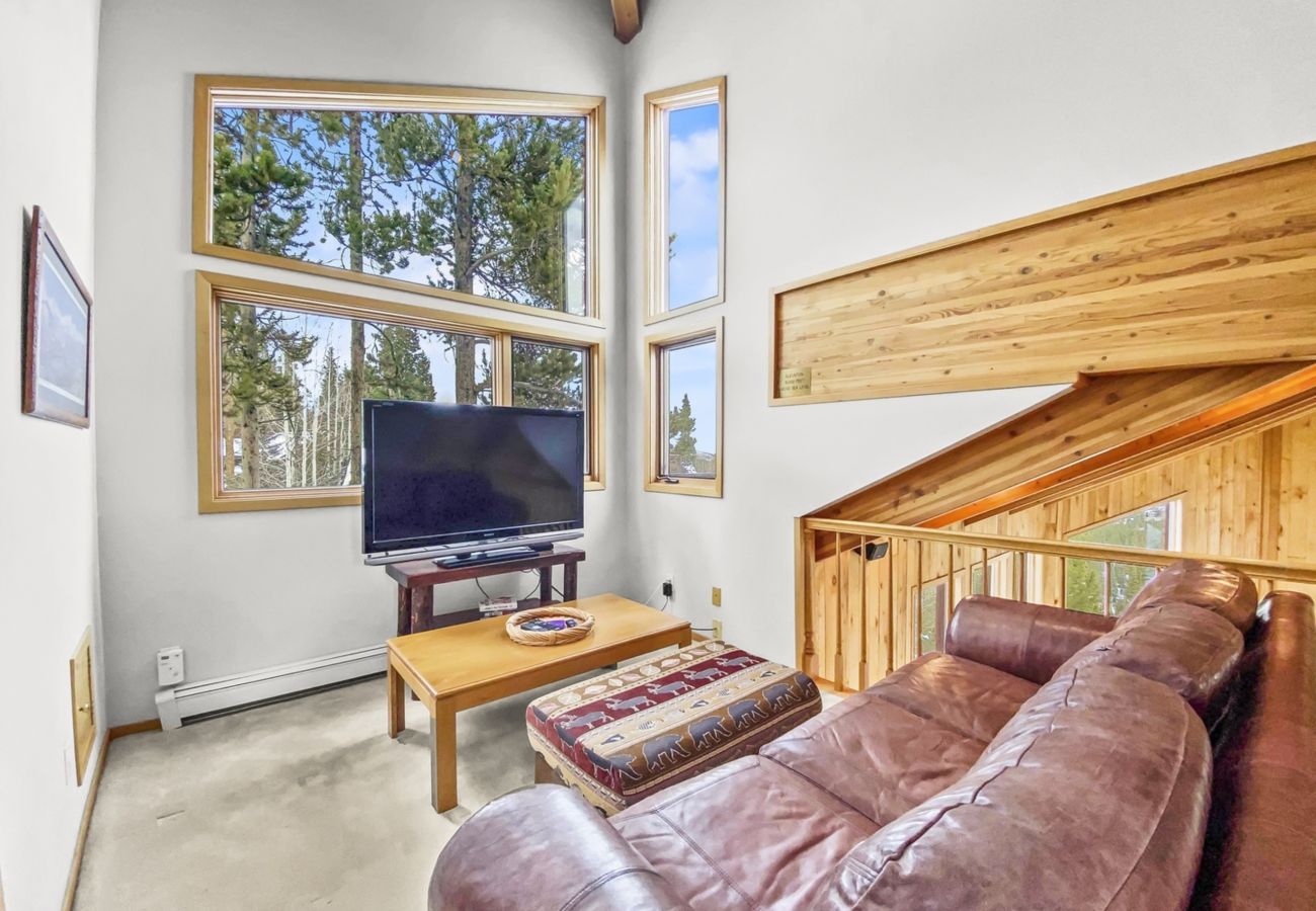 Townhouse in Breckenridge - Mountain Views & Private Hot Tub Near Peak 10