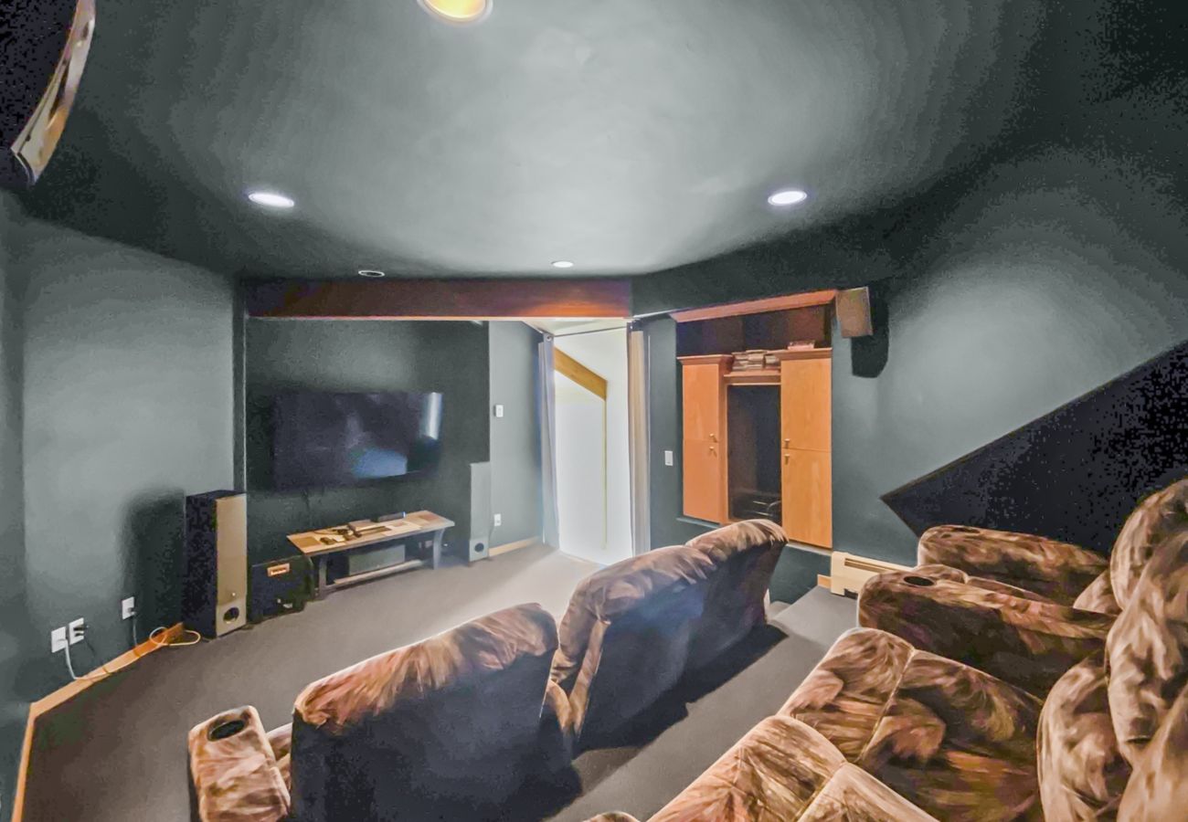 Townhouse in Breckenridge - Mountain Views & Private Hot Tub Near Peak 10
