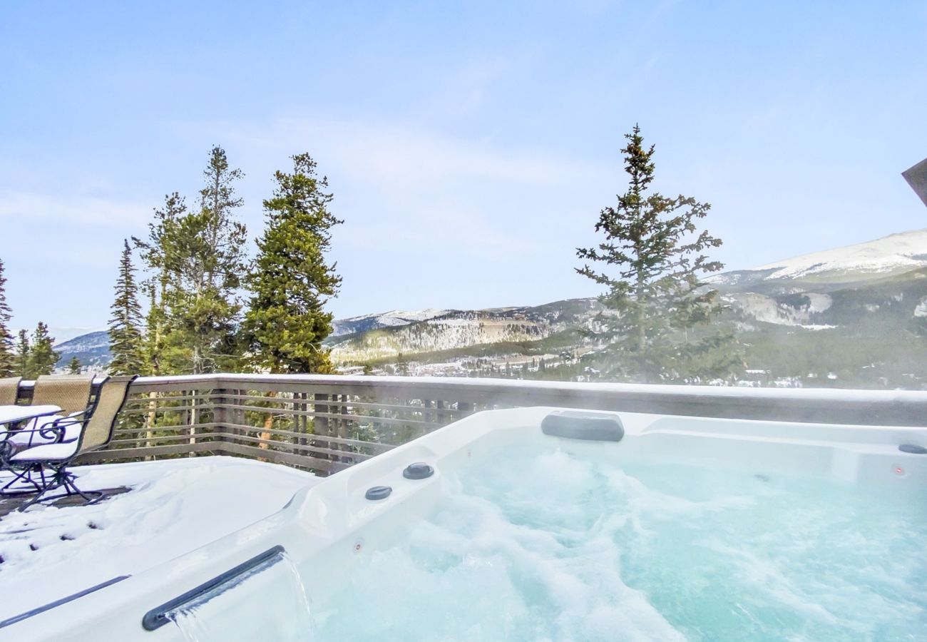Townhouse in Breckenridge - Mountain Views & Private Hot Tub Near Peak 10