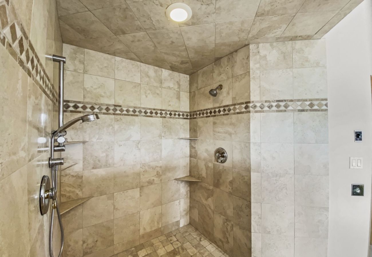 Townhouse in Breckenridge - Mountain Views & Private Hot Tub Near Peak 10