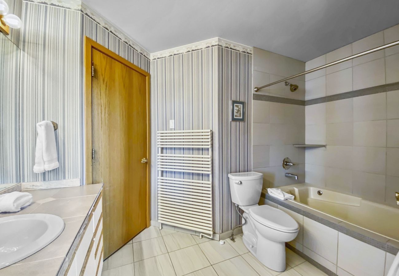 Townhouse in Breckenridge - Mountain Views & Private Hot Tub Near Peak 10