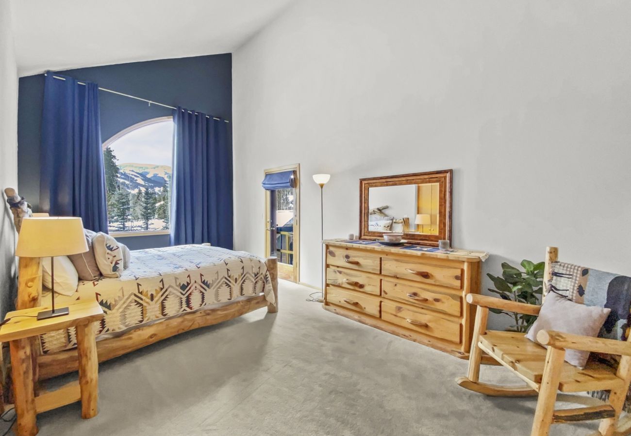 Townhouse in Breckenridge - Mountain Views & Private Hot Tub Near Peak 10