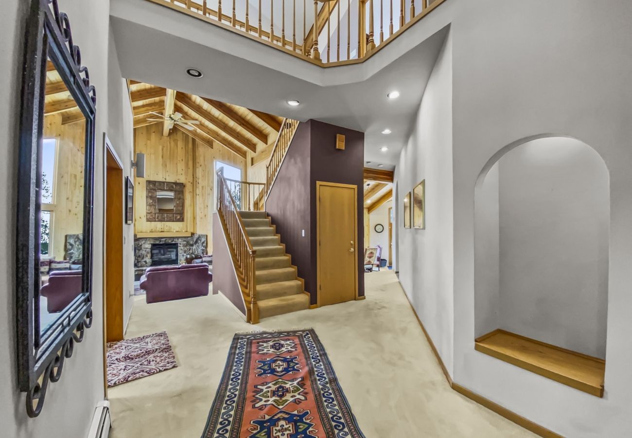 Townhouse in Breckenridge - Mountain Views & Private Hot Tub Near Peak 10