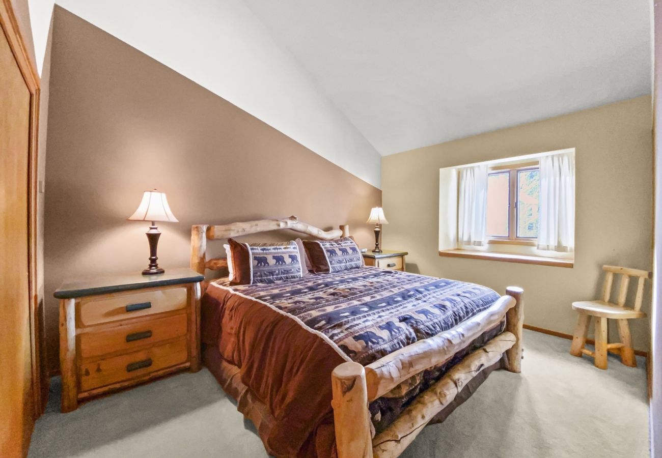 Townhouse in Breckenridge - Mountain Views & Private Hot Tub Near Peak 10