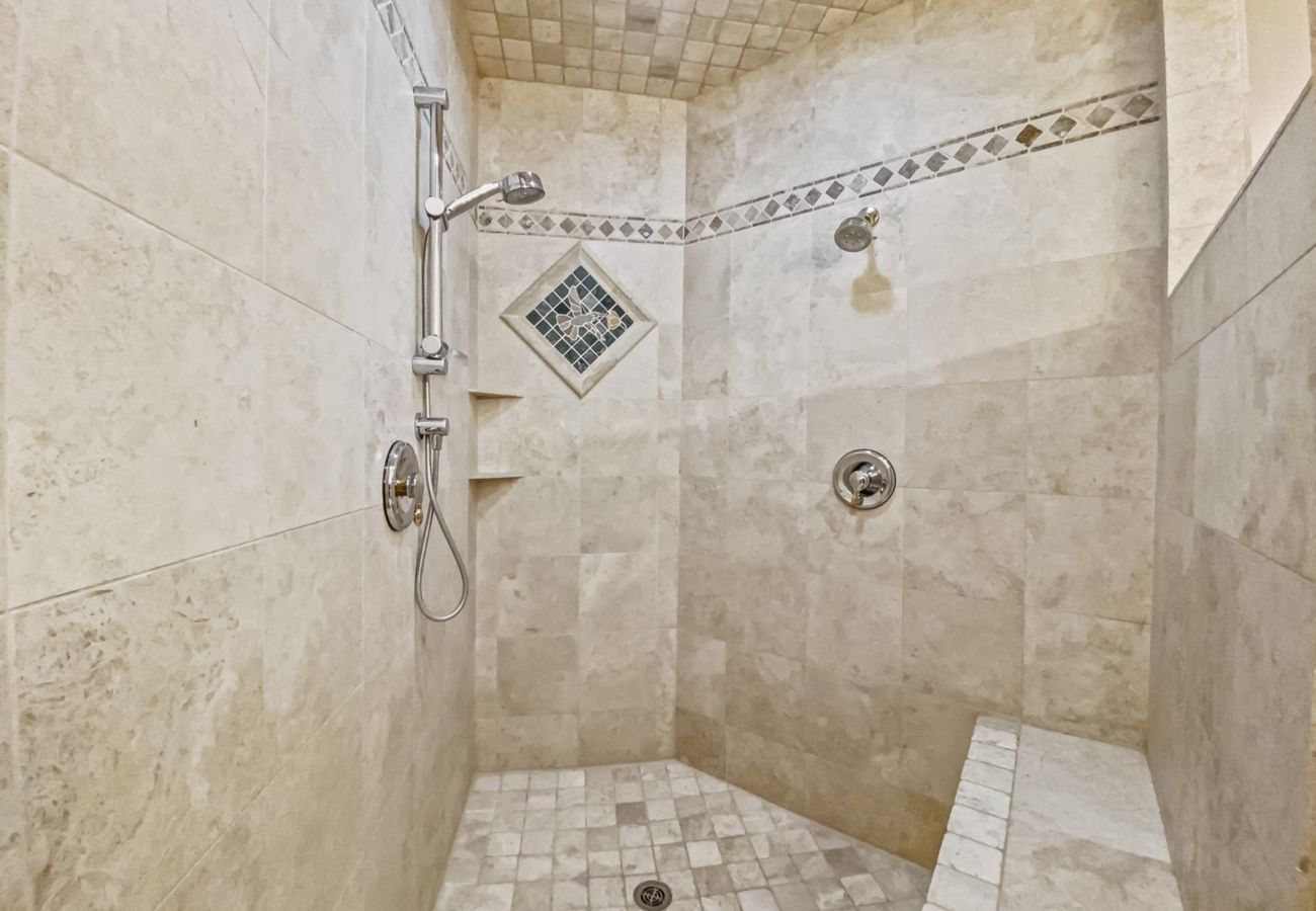 Townhouse in Breckenridge - Mountain Views & Private Hot Tub Near Peak 10
