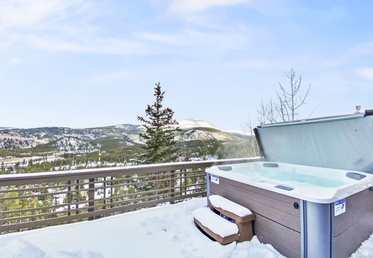 Townhouse in Breckenridge - Mountain Views & Private Hot Tub Near Peak 10