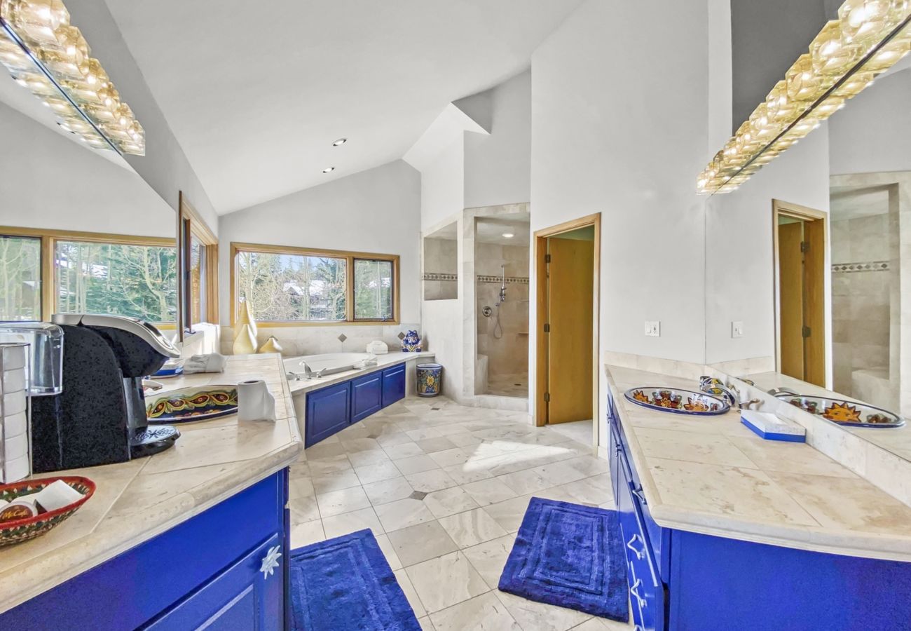 Townhouse in Breckenridge - Mountain Views & Private Hot Tub Near Peak 10