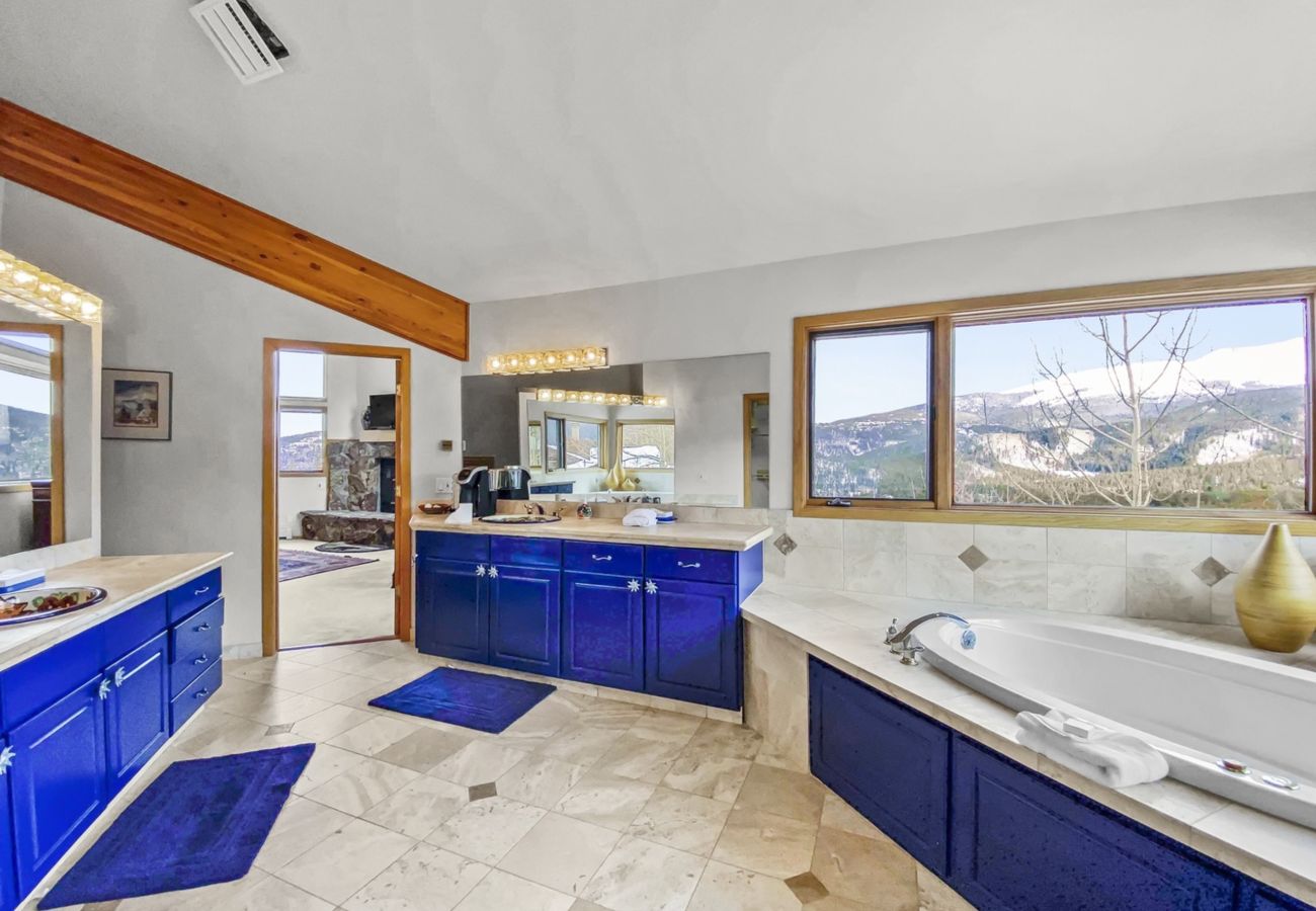 Townhouse in Breckenridge - Mountain Views & Private Hot Tub Near Peak 10