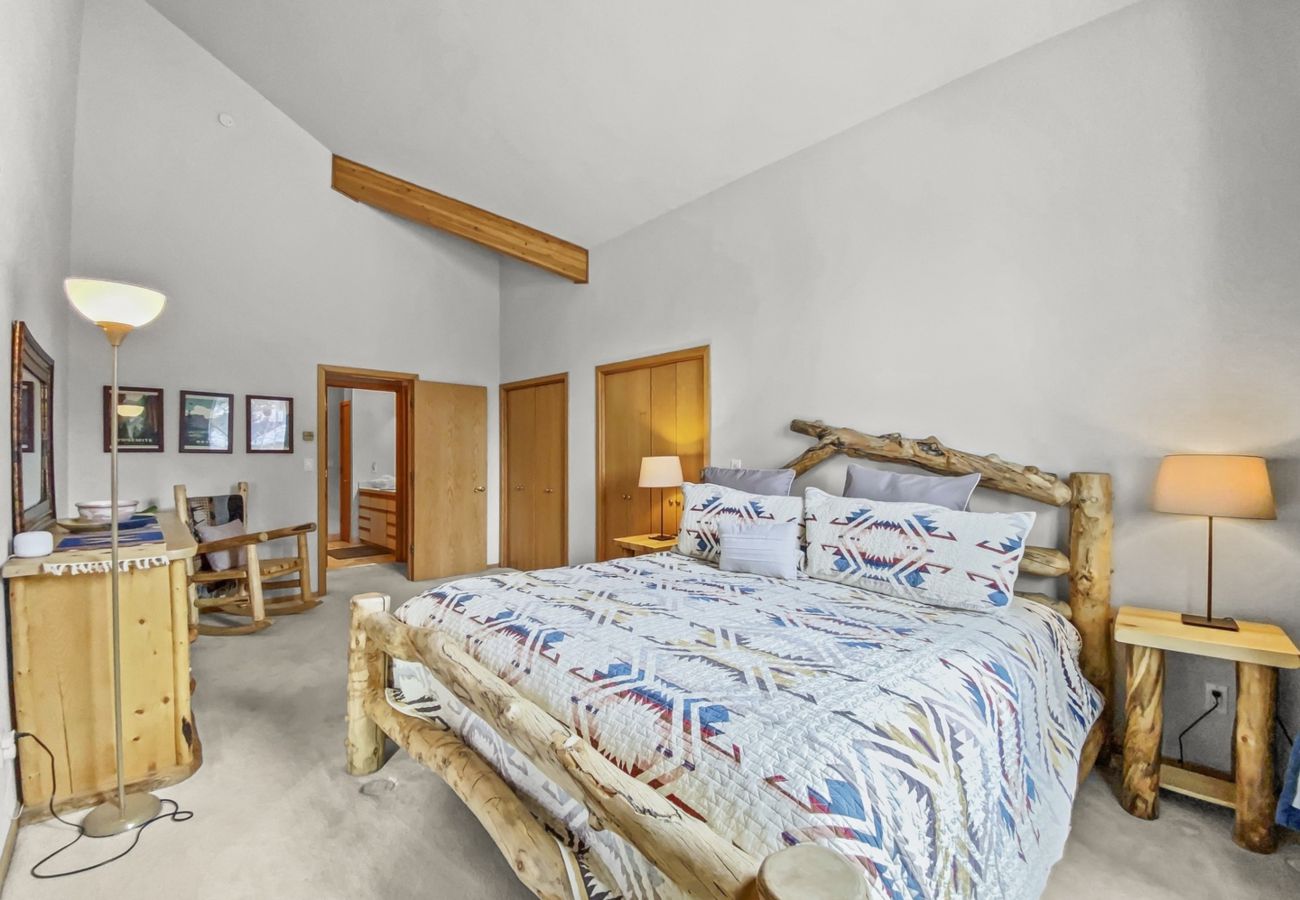 Townhouse in Breckenridge - Mountain Views & Private Hot Tub Near Peak 10